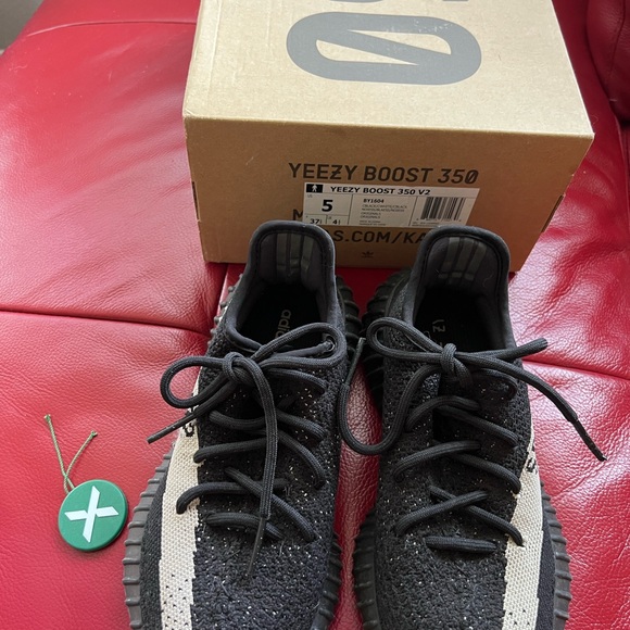 Authentic Yeezy Boost 350 V2 - Picture 3 of 5